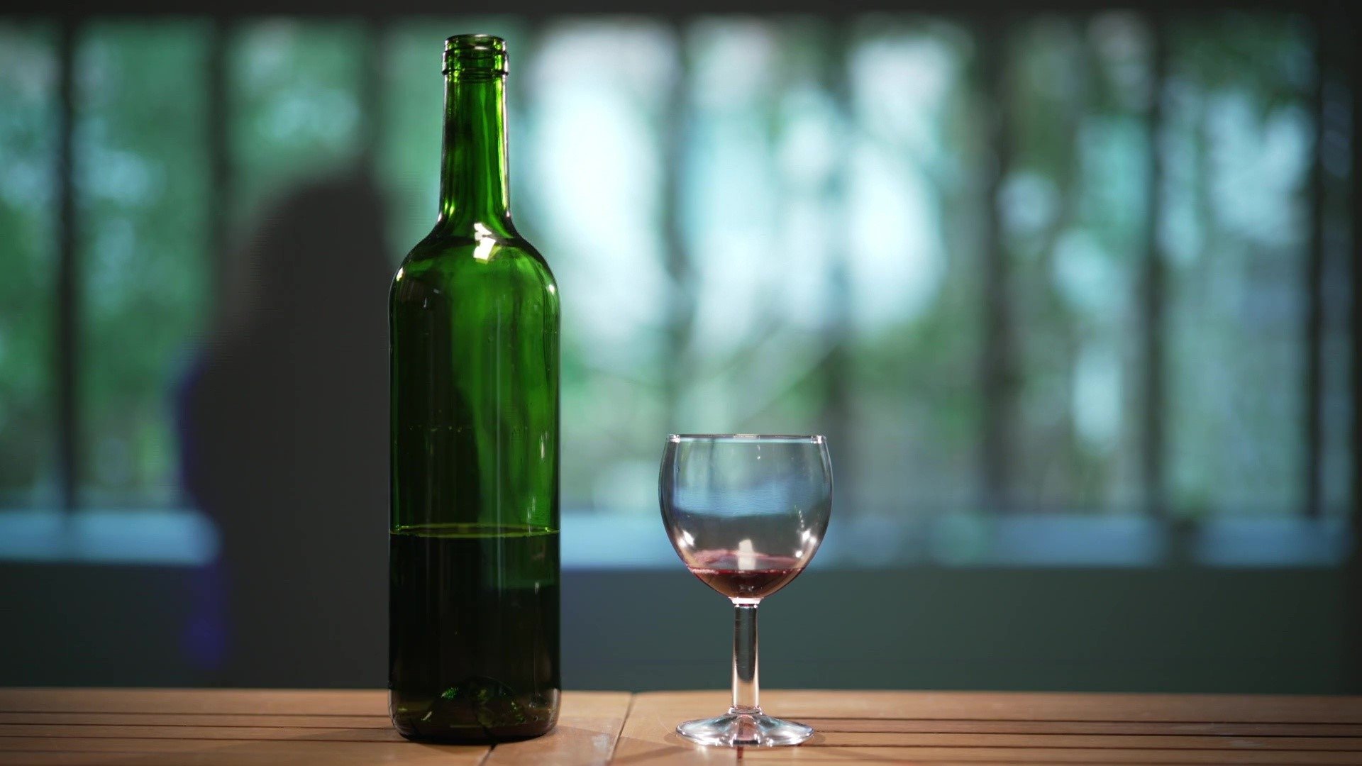 Alcool au féminin, elles brisent le tabou Background