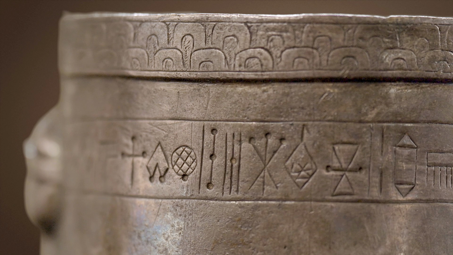 À la recherche de l'écriture oubliée Background