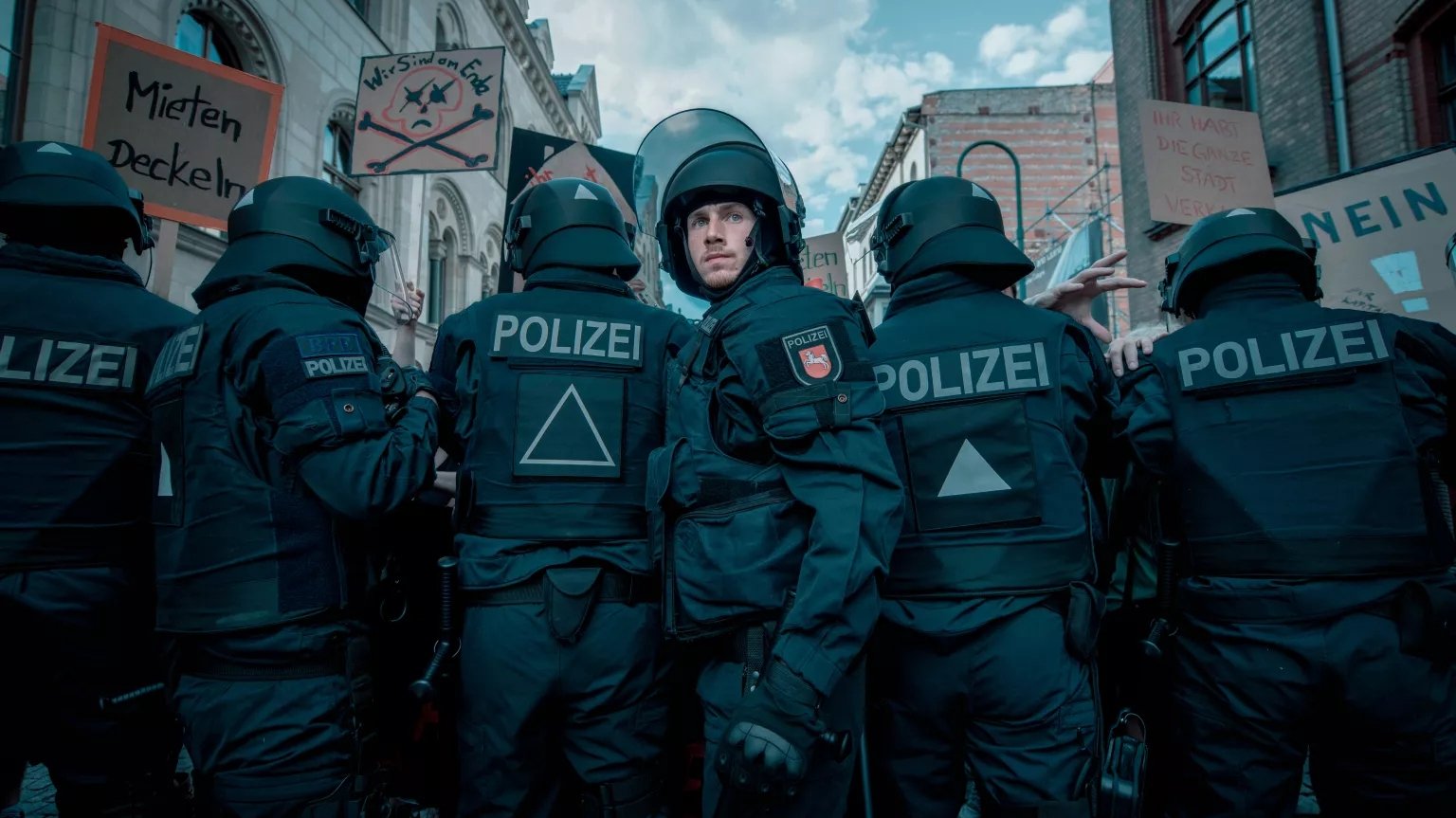 Allein zwischen den Fronten Background