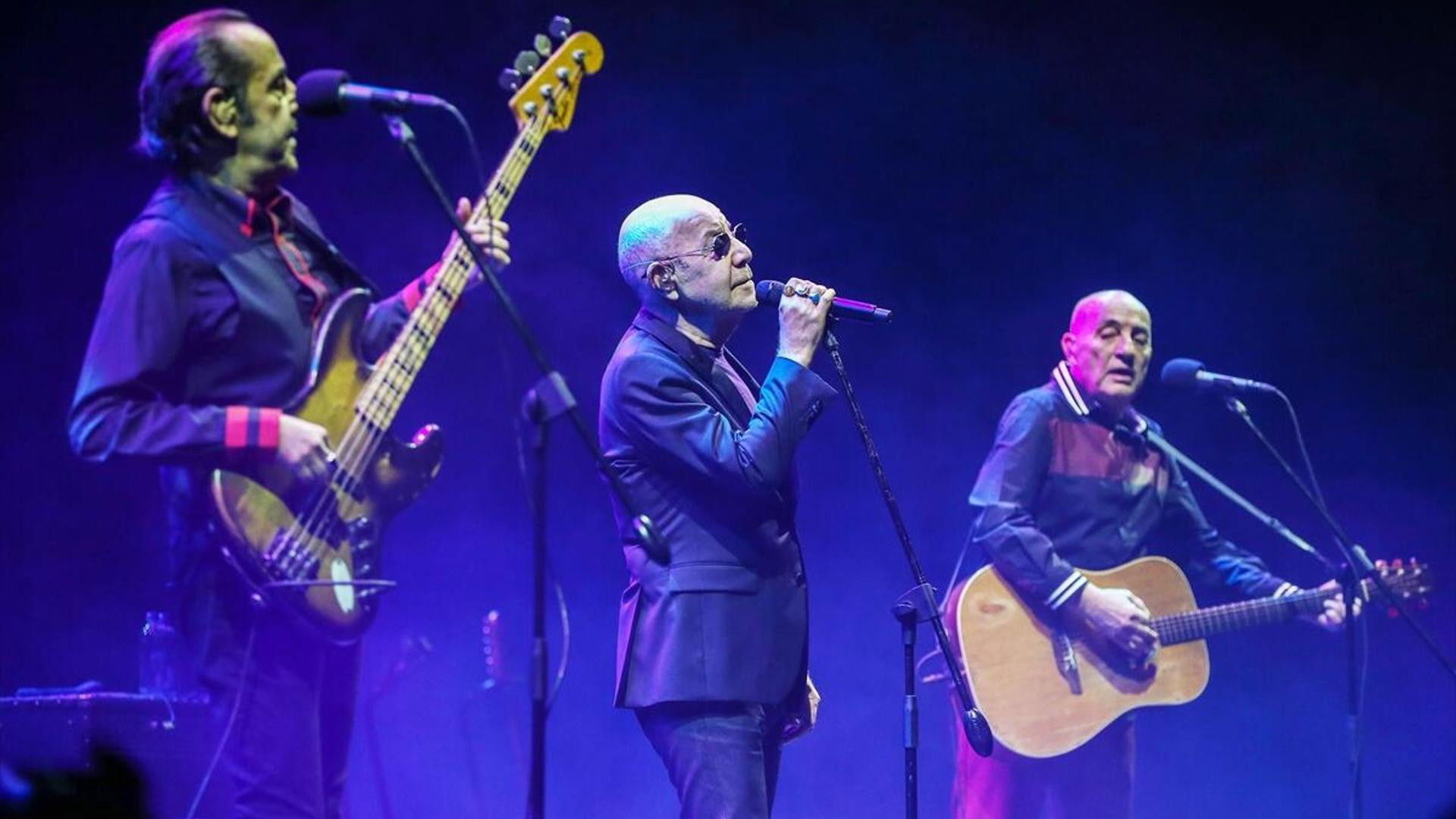 Ele Güne Karşı Background