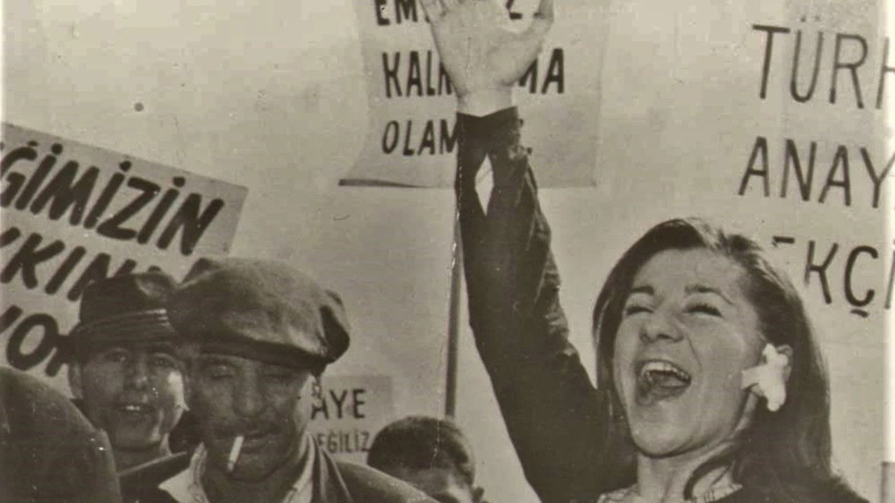 Karanlıkta Uyananlar Background