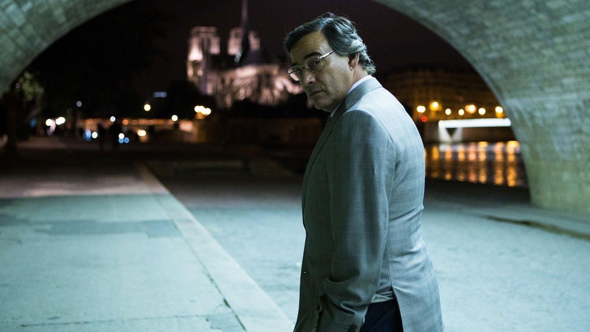 El hombre de las mil caras Background