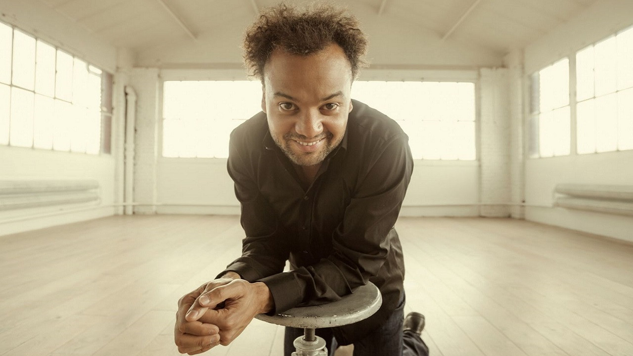 Fabrice Eboué - Levez-vous ! Background