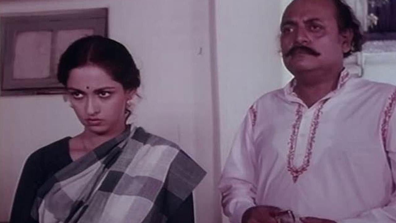 Naram Garam Background