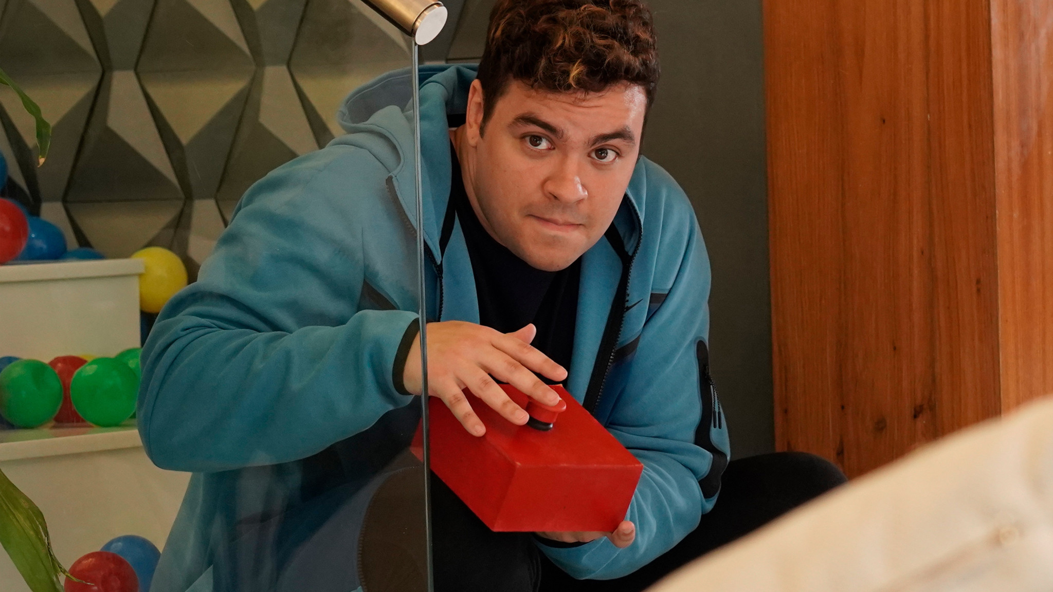 Luccas Neto em: O Plano dos Vilões Background