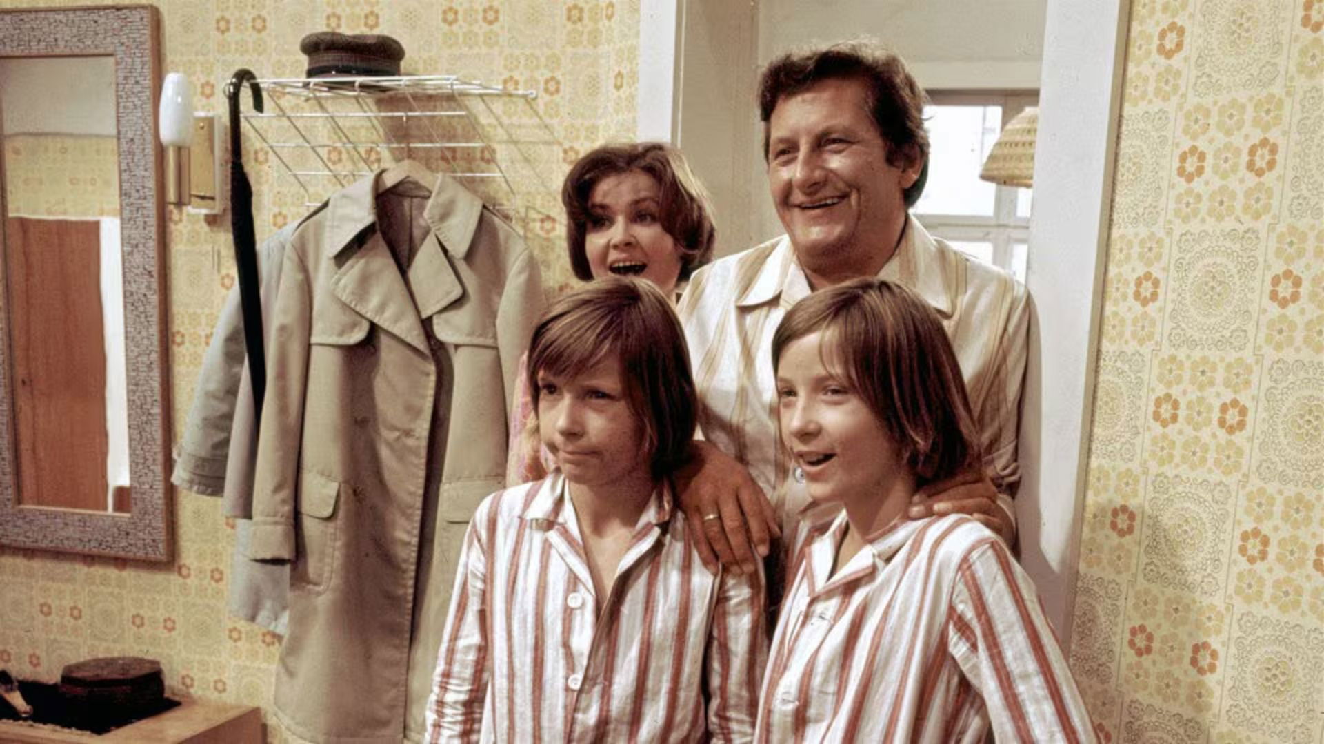 Aber Vati! Background