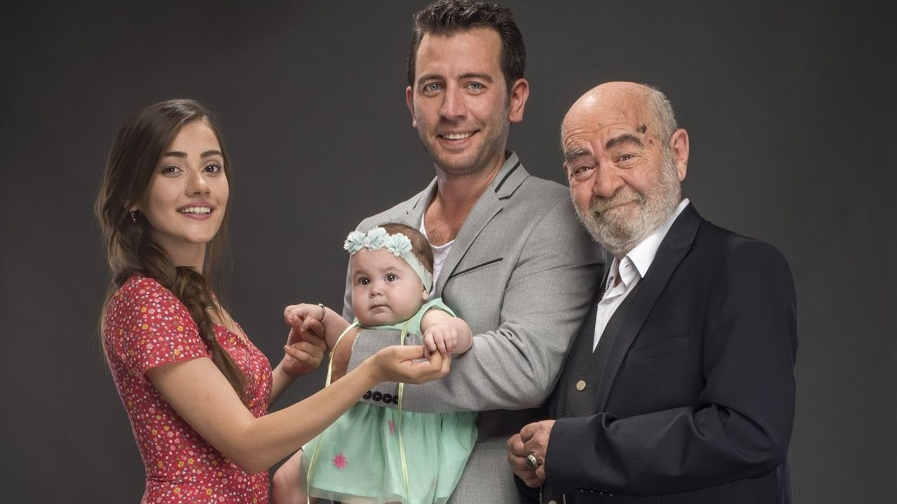 Ver Elini Aşk Background