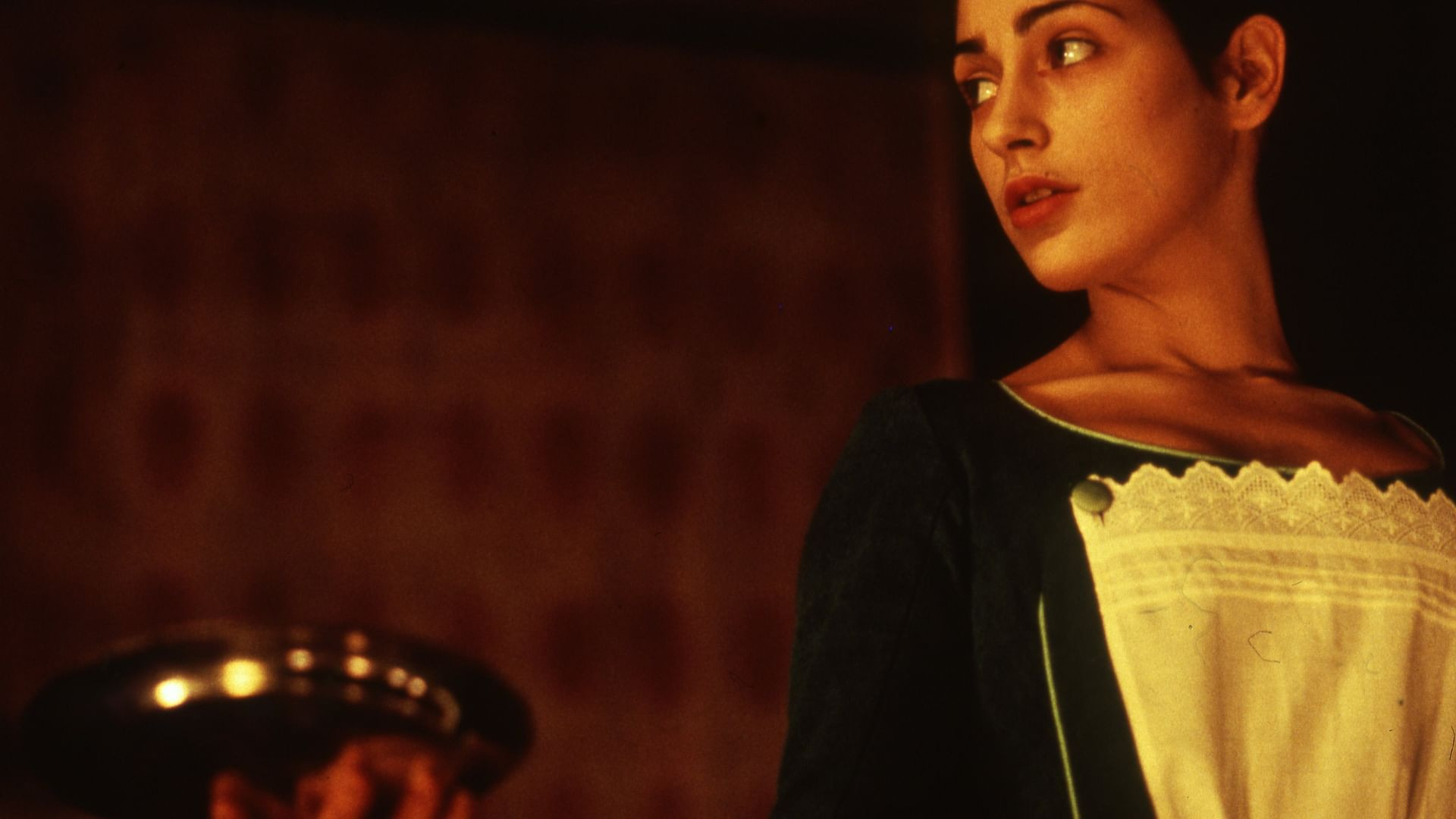 Esther Kahn Background