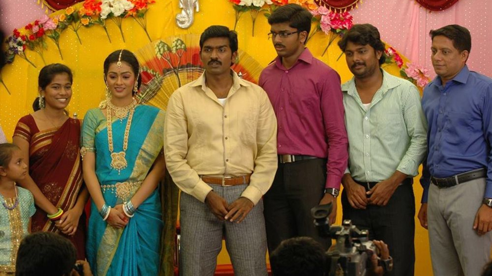 Naduvula Konjam Pakkatha Kaanom Background