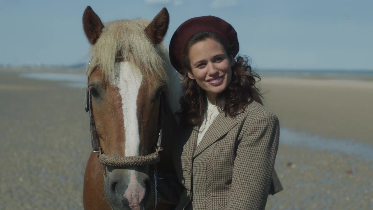 La petite femelle Background