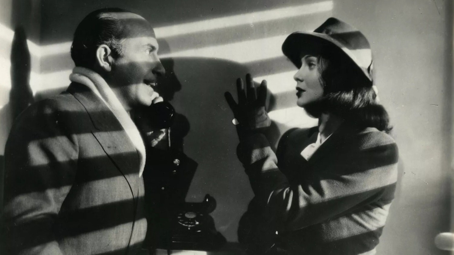 Mille lire al mese Background