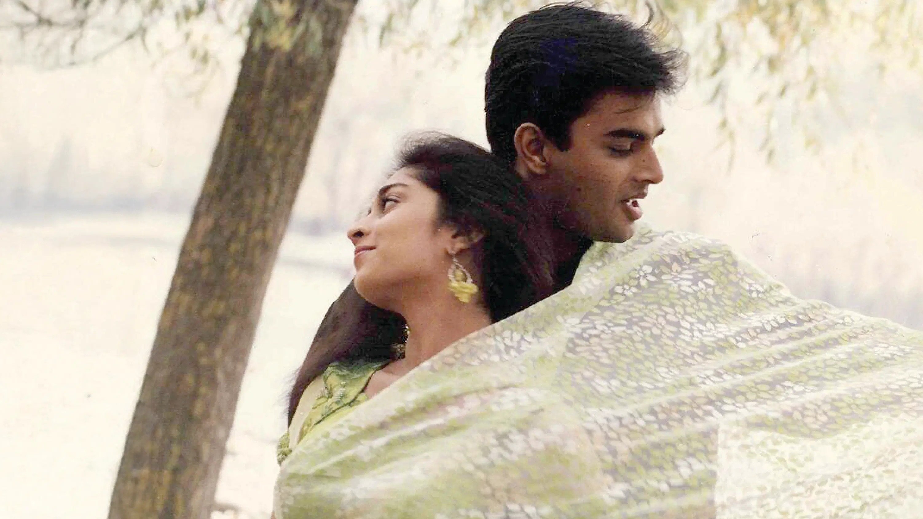 Alaipayuthey Background