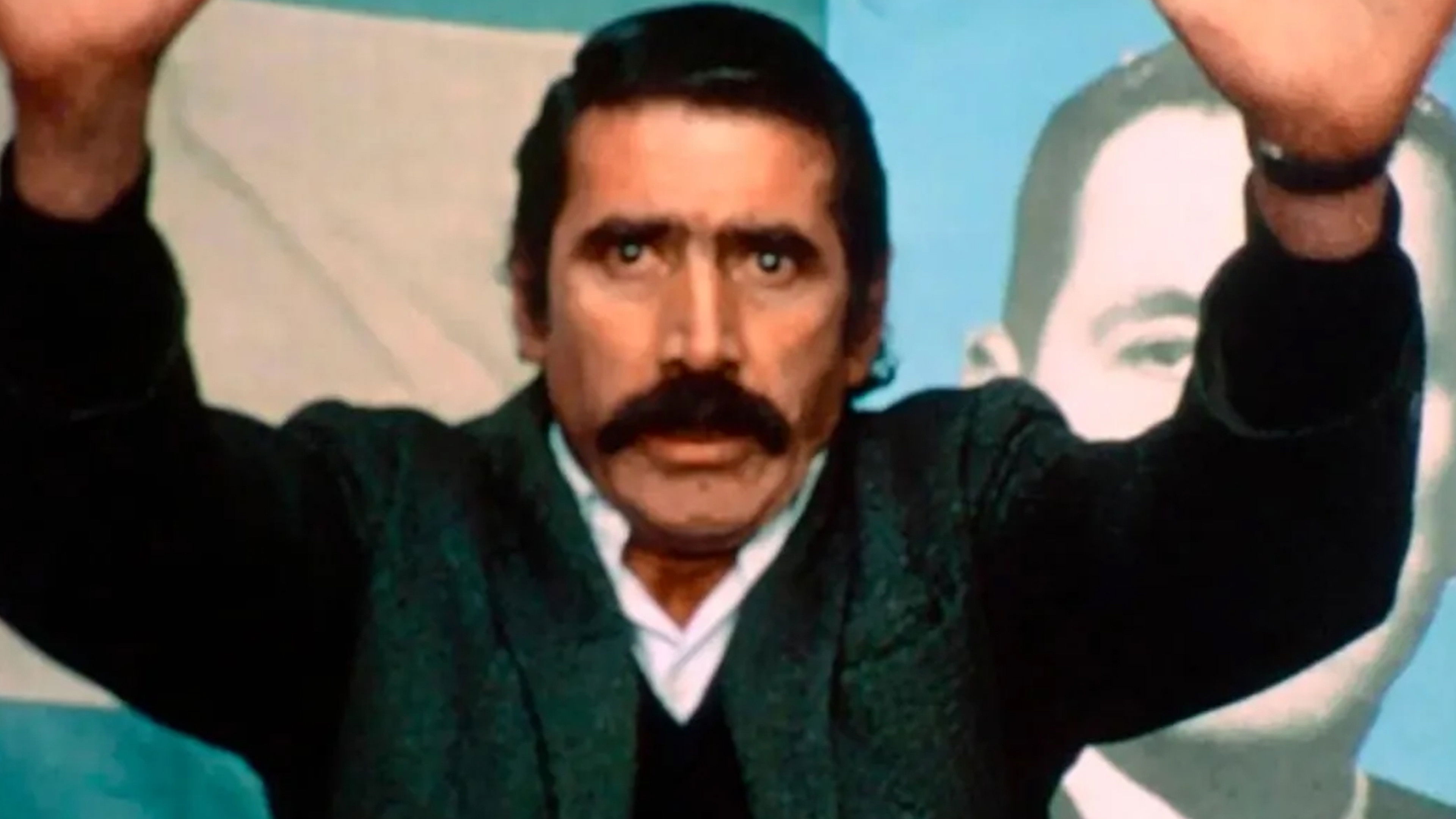 Los Traidores Background