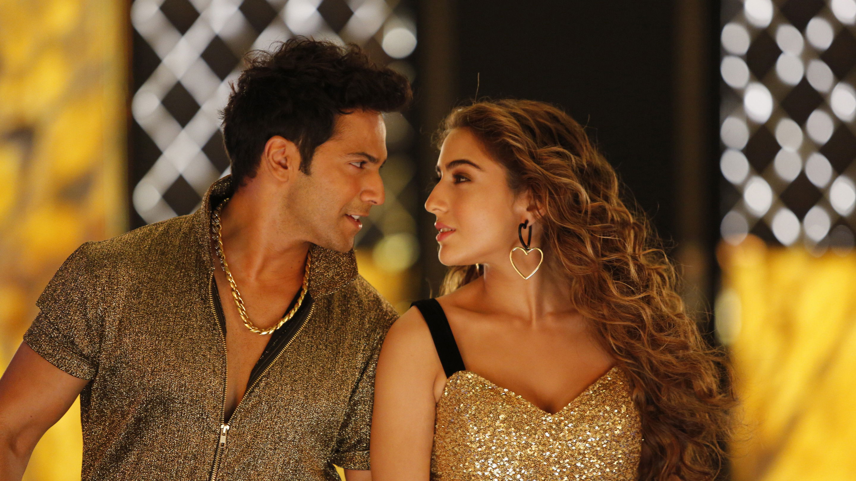 Coolie No. 1 Background