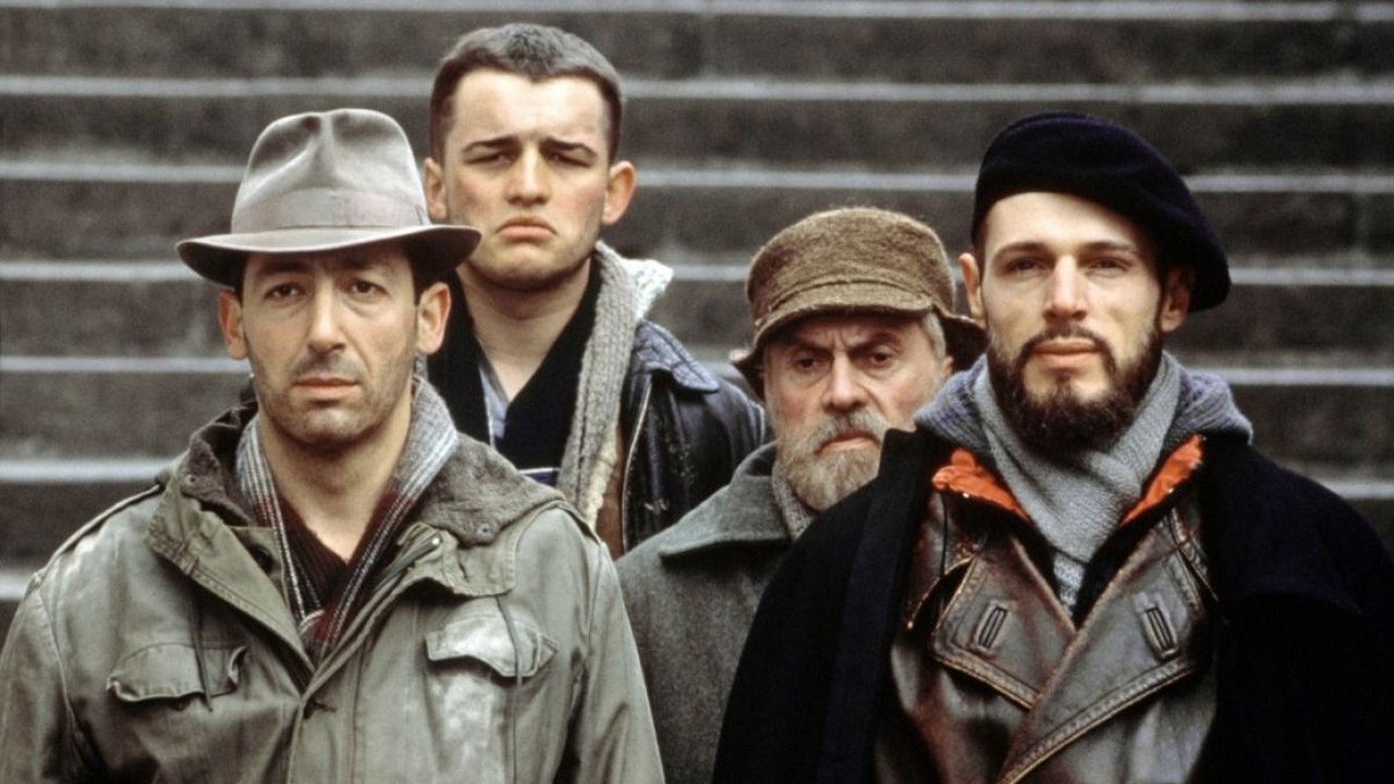 Hiver 54, l'abbé Pierre Background