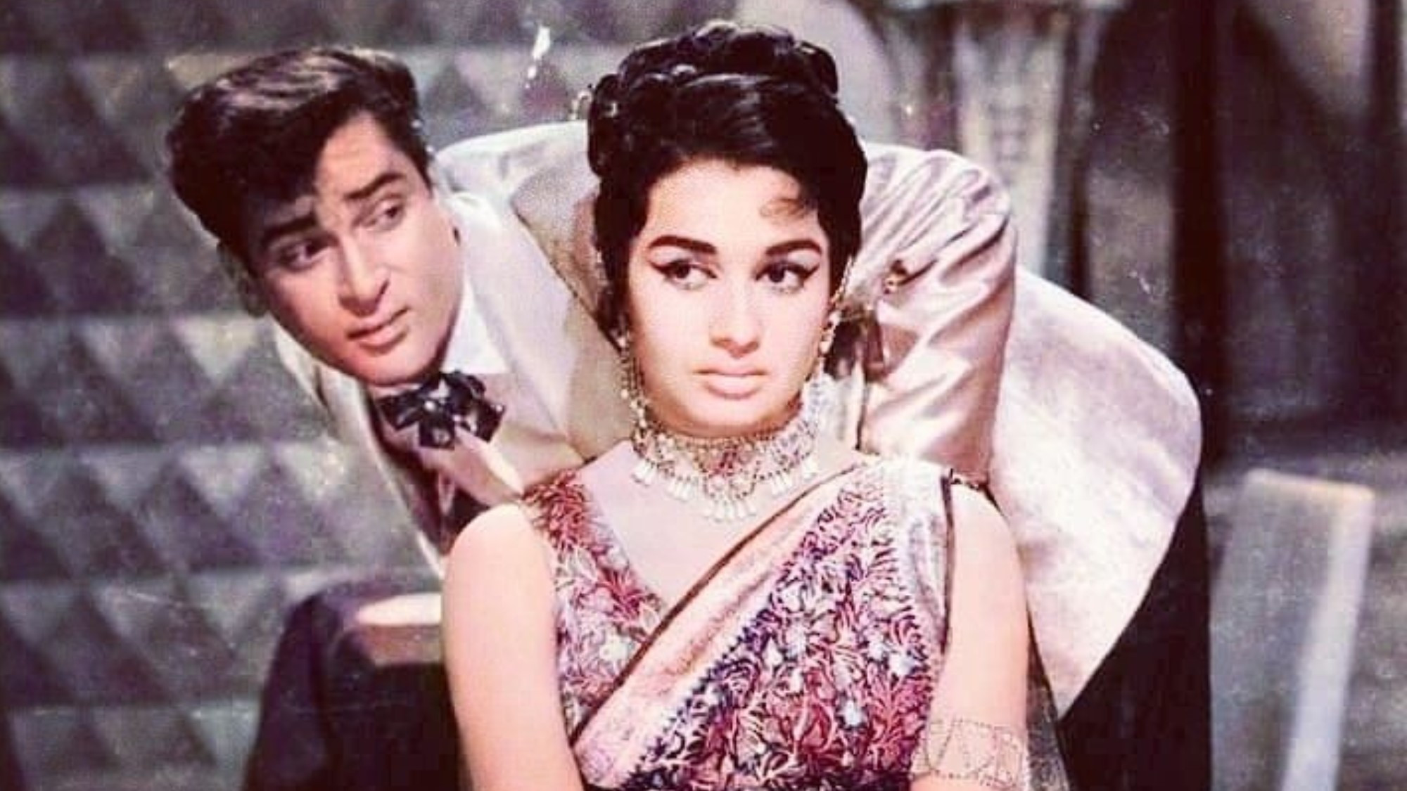 Teesri Manzil Background