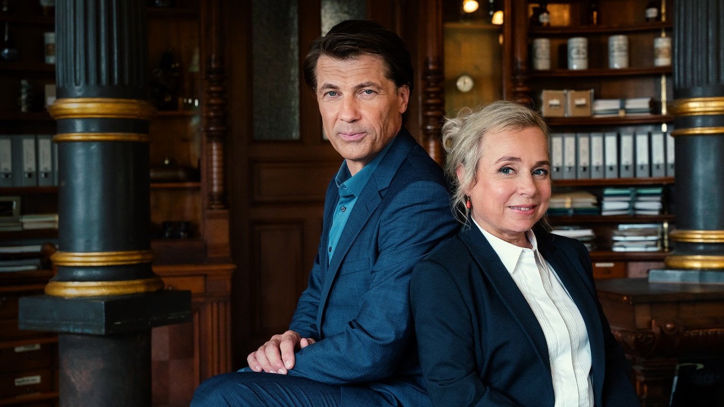 Einspruch, Schatz! Background