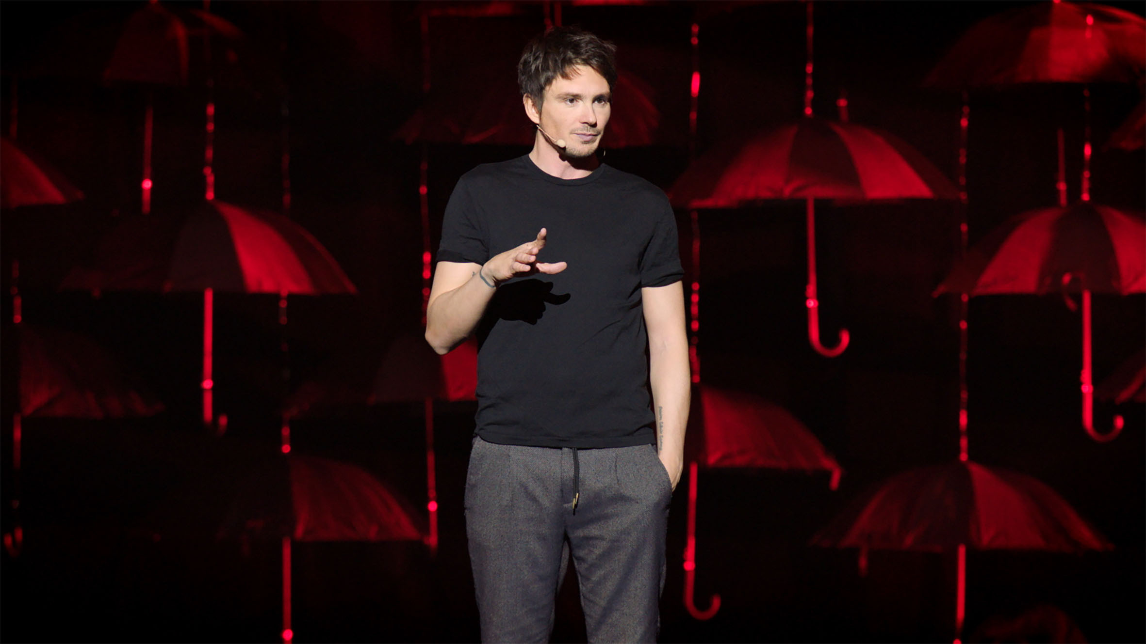 Guillermo Guiz a un bon fond Background