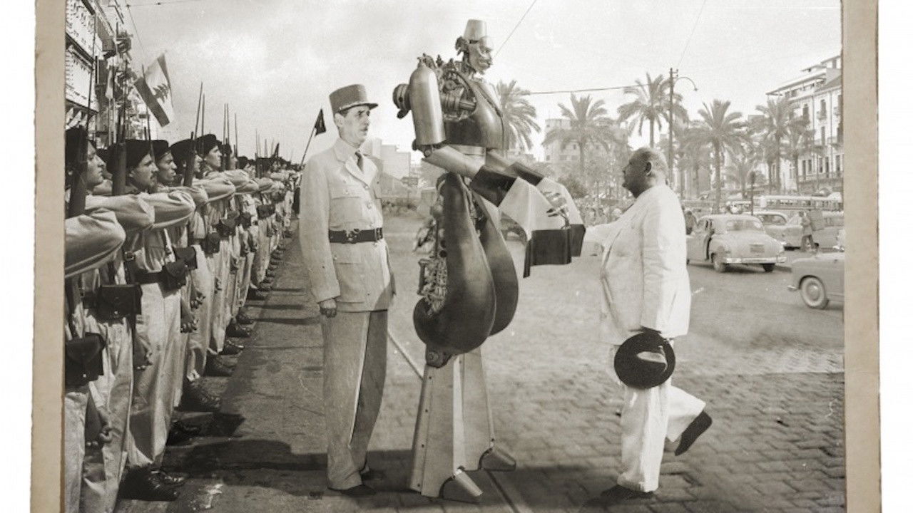 Manivelle: The Last Days of the Man of Tomorrow Background