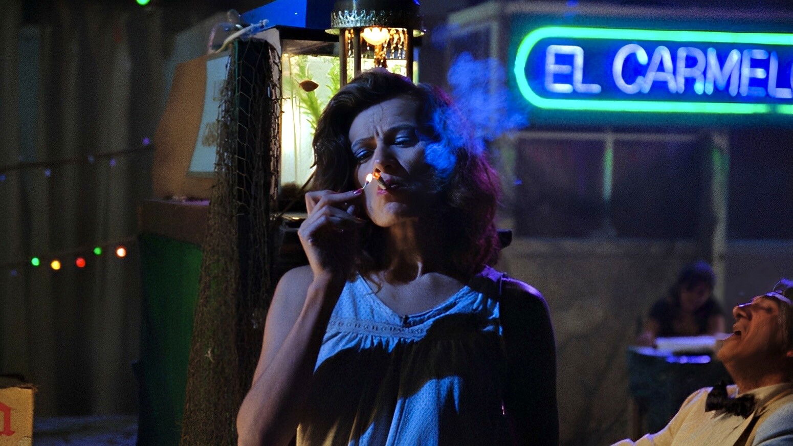 La mujer del puerto Background