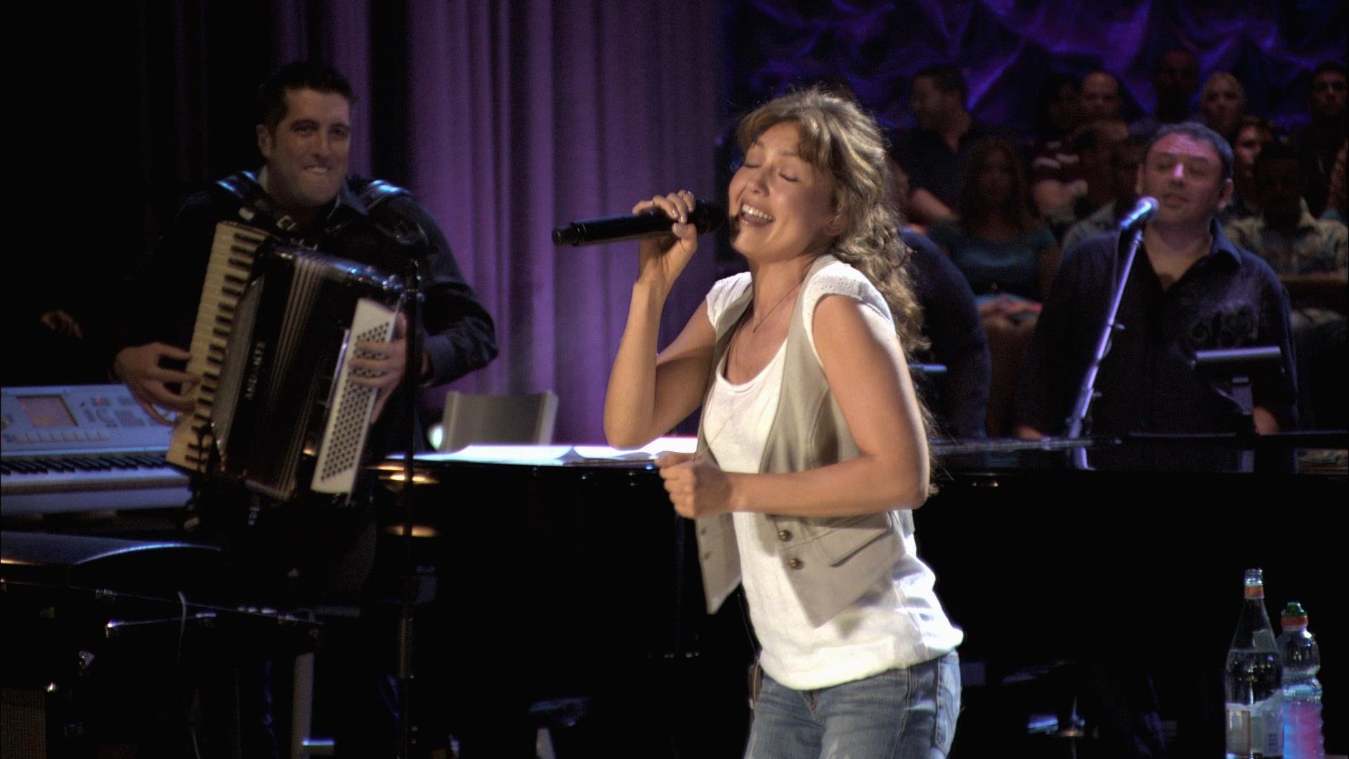 Thalía En Primera Fila Background