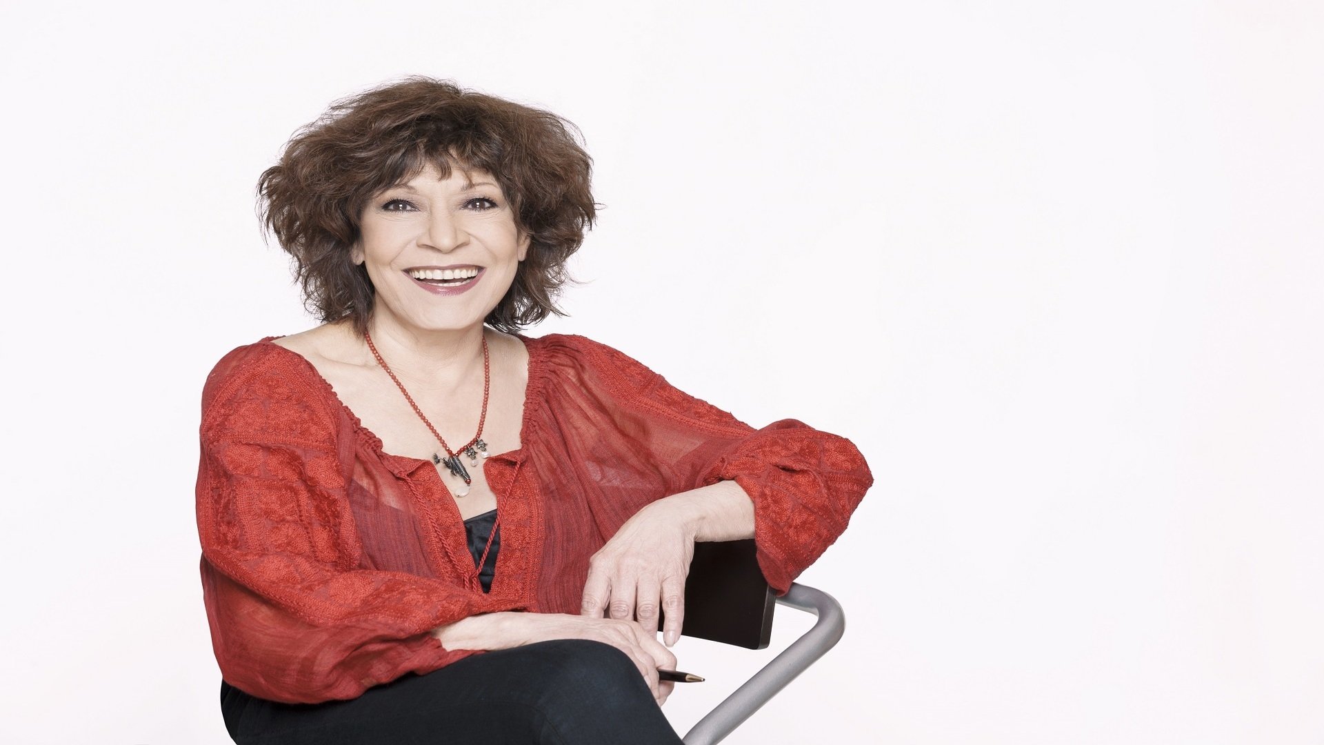 Conversando con Cristina Pacheco Background