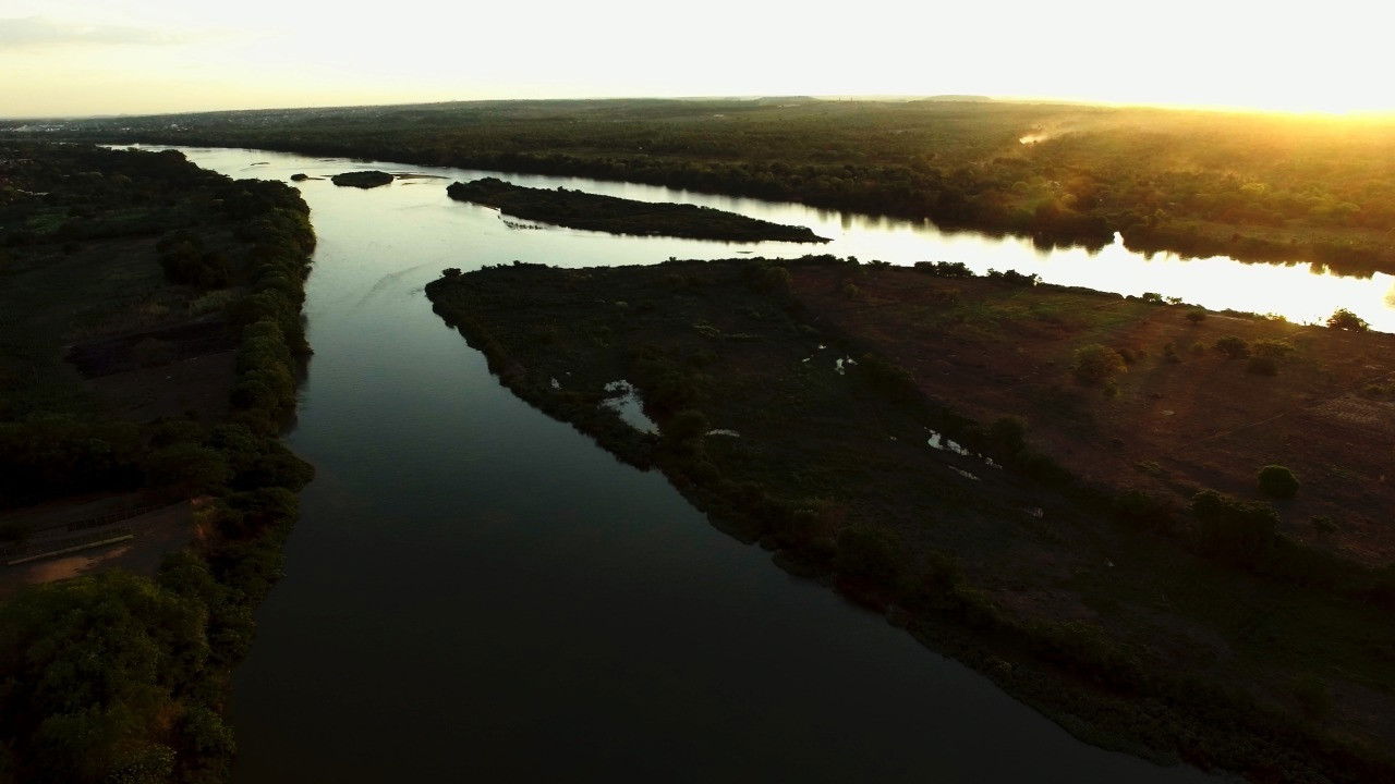 Camadas das Águas Invisíveis Background