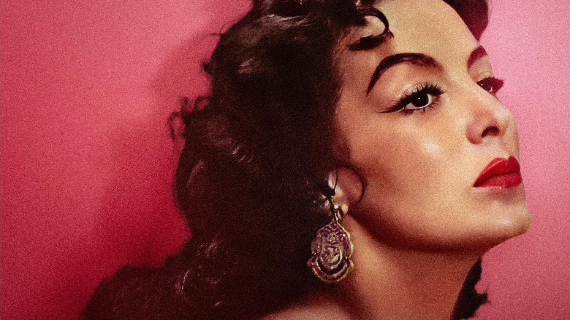 María: La Diva Eterna Background