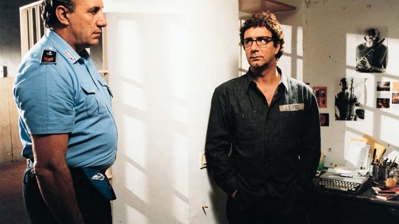 Caruso, zero in condotta Background